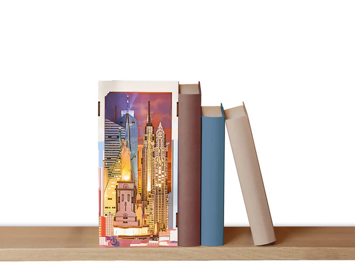 Revell Tiny Adventures Book Nook Mini Diorama New York 18 cm