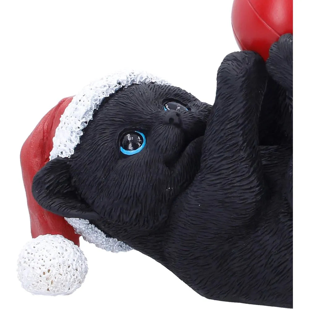 BLACK CAT IN SANTA HAT PLAYING WITH BAUBLE Figura
