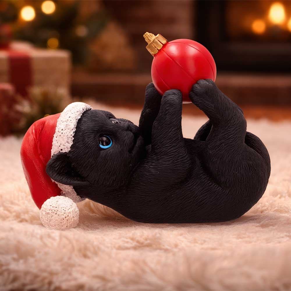 BLACK CAT IN SANTA HAT PLAYING WITH BAUBLE Figura