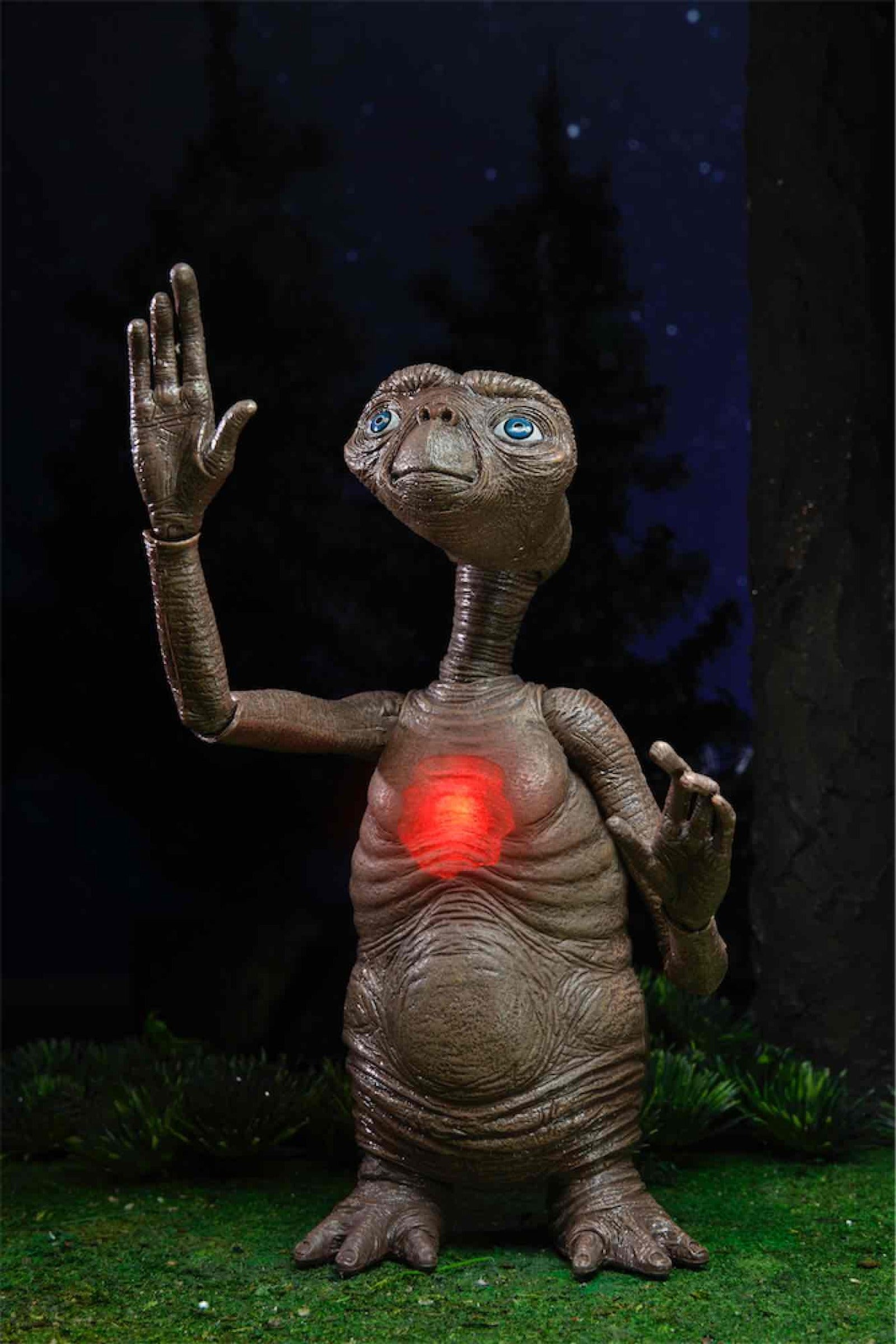 Figura NECA Ultimate Deluxe E.T. con pecho LED 40 aniversario: ¡La mejor opción para los fans de E.T. con iluminación especial! Frikytopia