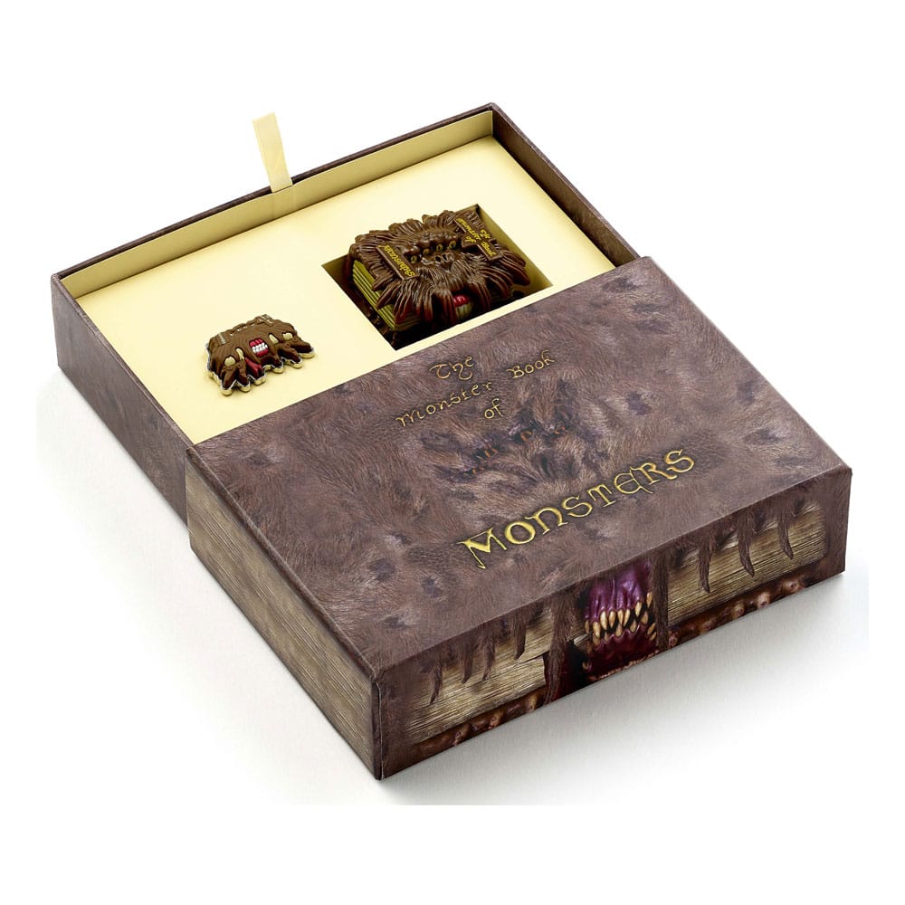 Harry Potter: Monster Book Llavero y Insignia con alfiler Set de regalo