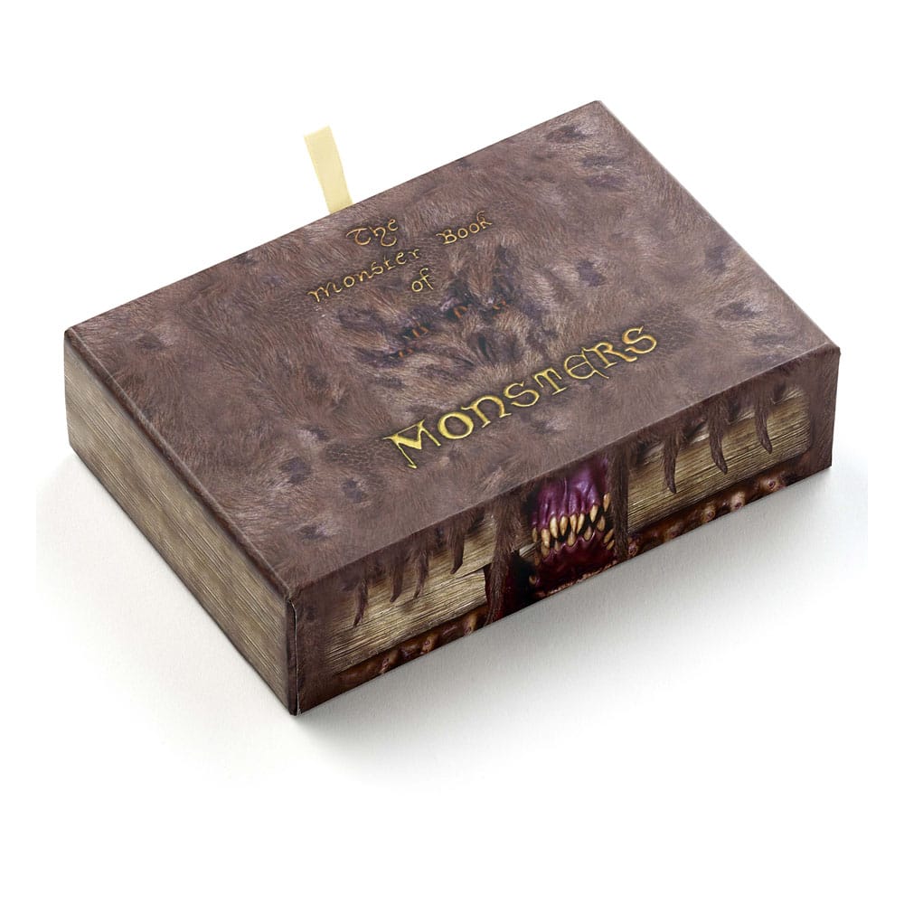 Harry Potter: Monster Book Llavero y Insignia con Alfiler Set de Regalo