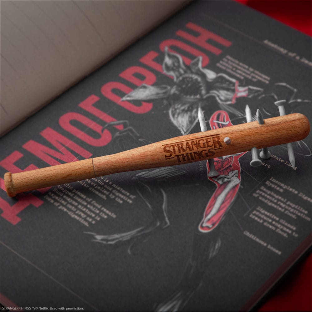 Stranger Things Bolígrafo de Bate con Púas y Pin de Stranger Things