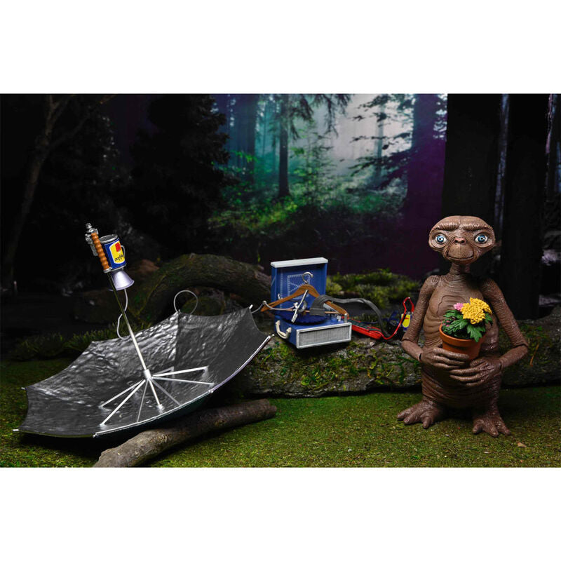 Figura NECA Ultimate Deluxe ET con pecho LED 40 aniversario