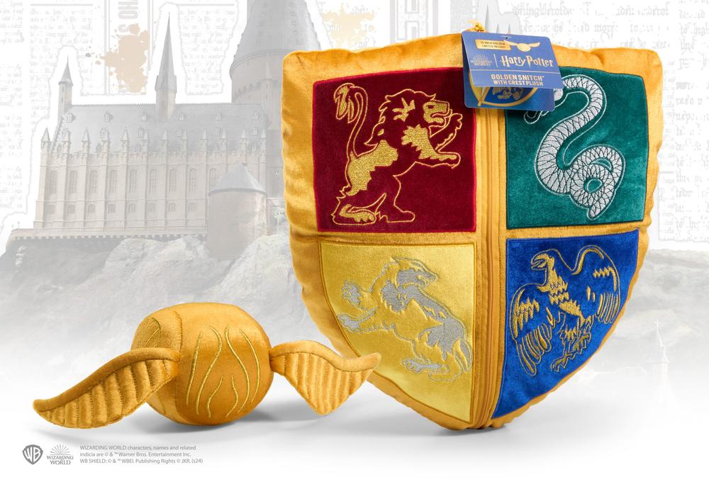Peluche the noble collection harry potter escudo hogwarts y snitch dorada Frikytopia
