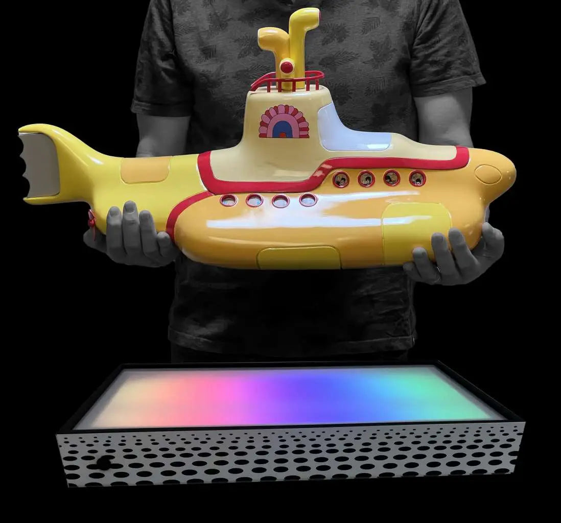 THE BEATLES YELLOW SUBMARINE STUDIO SCALE MODEL Frikytopia