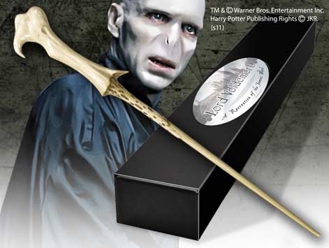 Replica the noble collection harry potter lord voldemort varita con caja y placa de identificacion Frikytopia