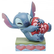 Figura enesco disney stitch abrazando un coraz�n