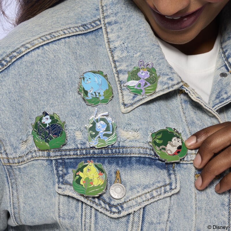 Bichos: Una aventura en miniatura by Loungefly Chapas esmaltadas Blind Expositor (12)