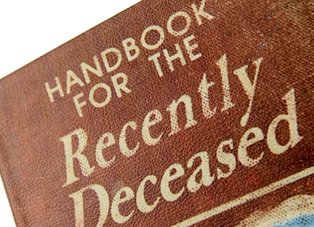 Beetlejuice Caja Réplica Handbook for the Recently Deceased