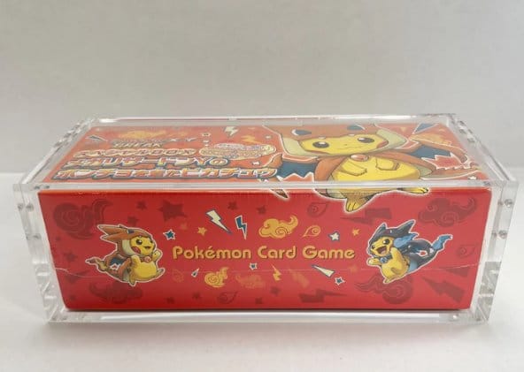 Evoretro Display de Acrílico Magnético para Pokémon Center Japanese Special Poncho Pikachu Box