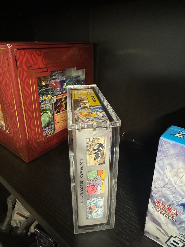 Evoretro Display de Acrílico para Pokémon Caja de Booster Grande Japonesa