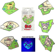 Sanrio by Loungefly Chapas esmaltadas Blind Box Hello Kitty & Friends Flower Crown Puzzle Expositor (12)