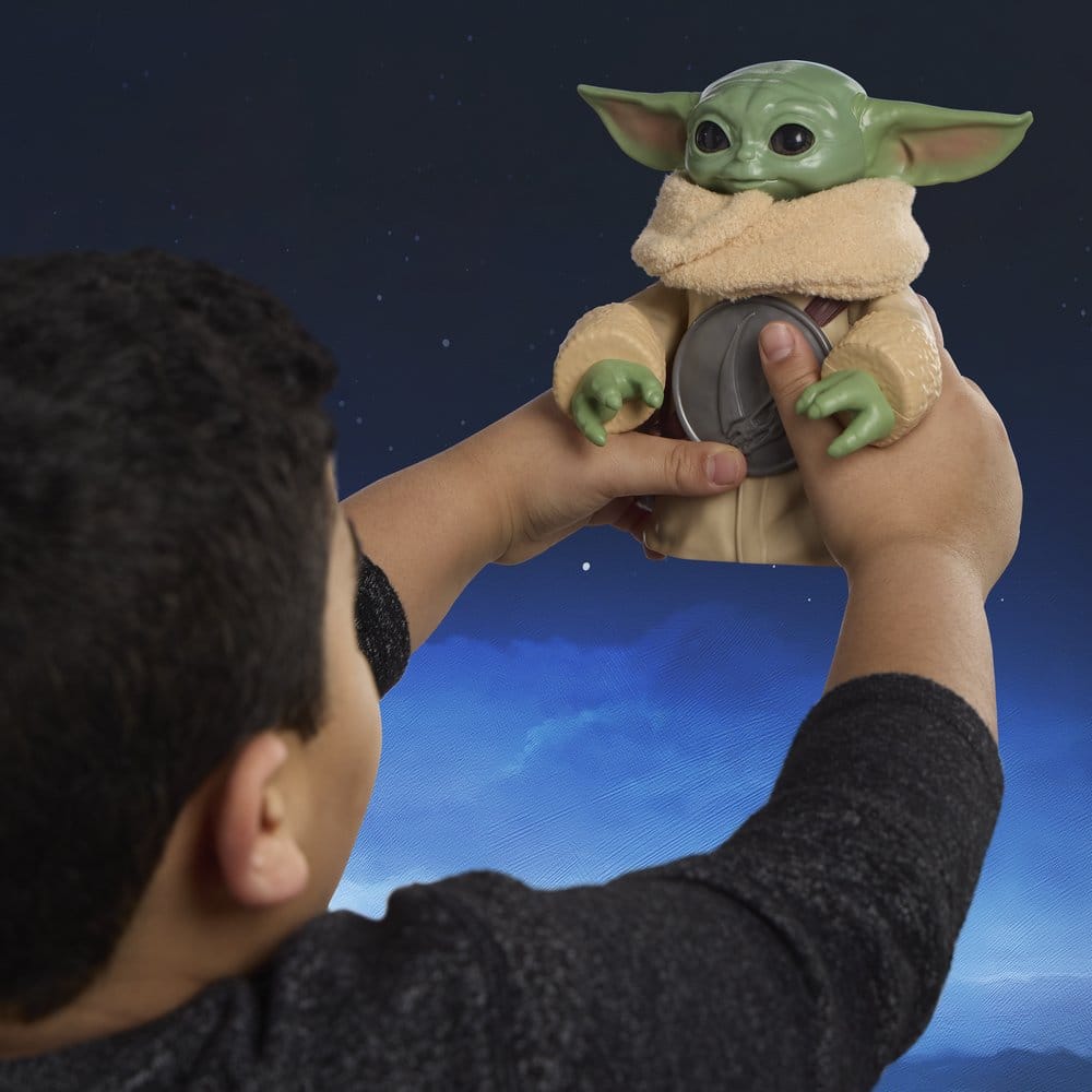 Star Wars: The Mandalorian & Grogu Figura Electrónica Grogu Abrazador & Anzellano 17 cm