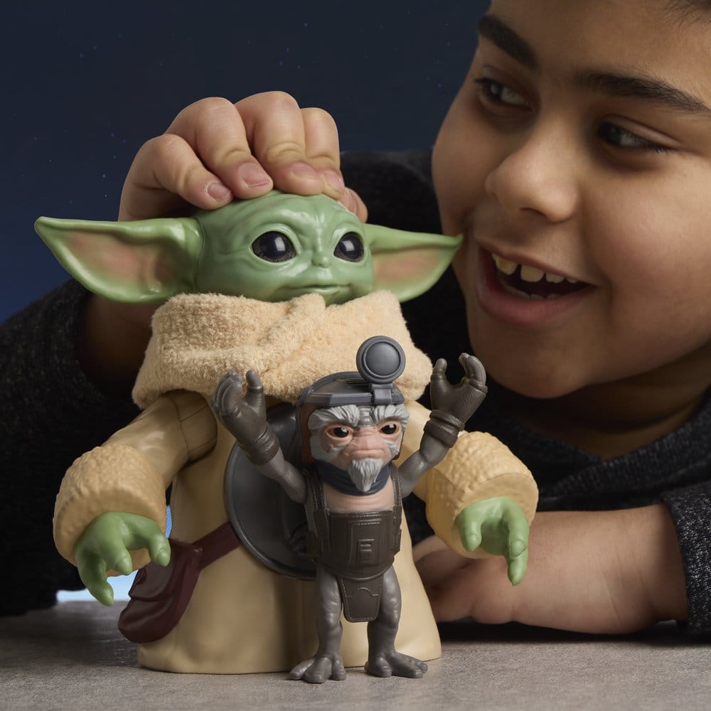 Star Wars: The Mandalorian & Grogu Figura Electrónica Grogu Abrazador & Anzellano 17 cm