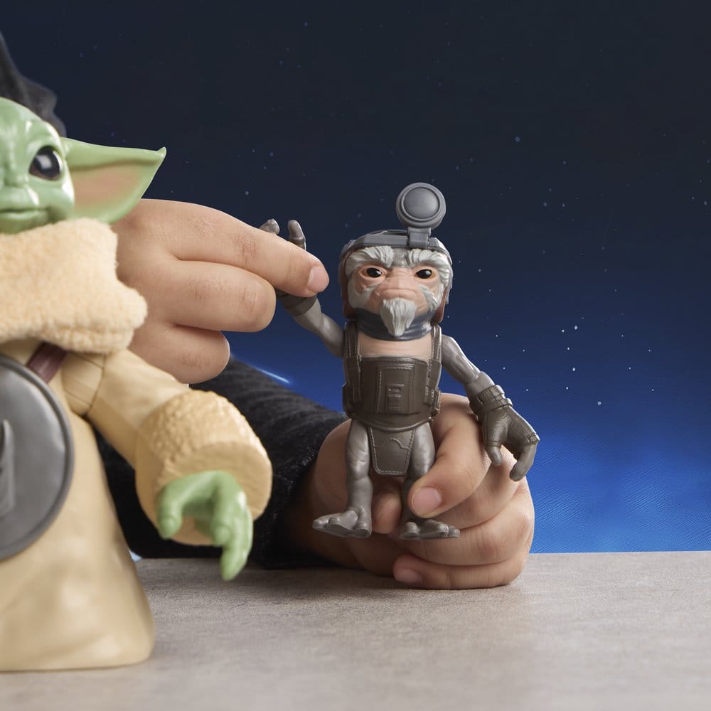 Star Wars: The Mandalorian & Grogu Figura Electrónica Grogu Abrazador & Anzellano 17 cm