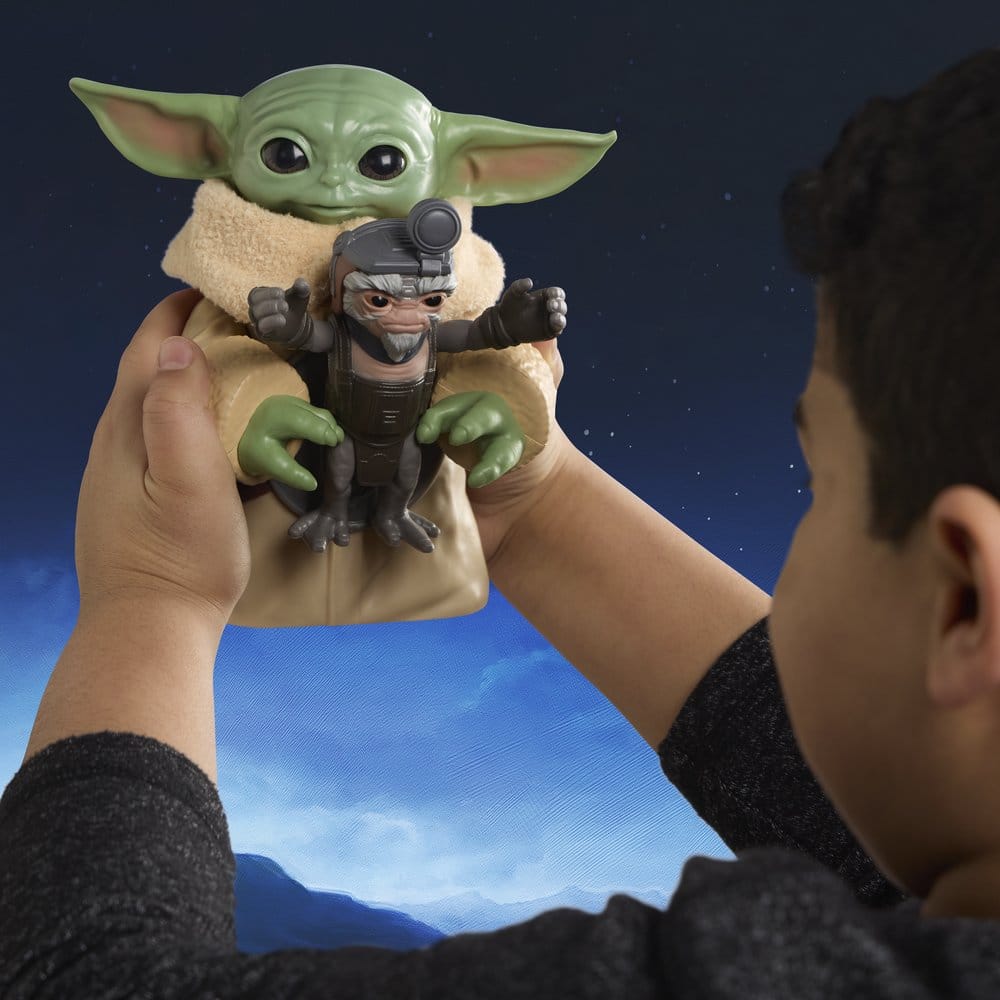 Star Wars: The Mandalorian & Grogu Figura Electrónica Grogu Abrazador & Anzellano 17 cm