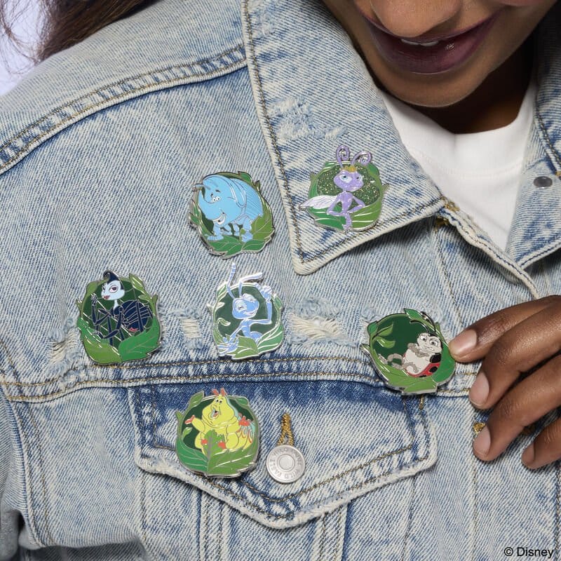 Bichos: Una aventura en miniatura by Loungefly Chapas esmaltadas Blind Expositor (12)